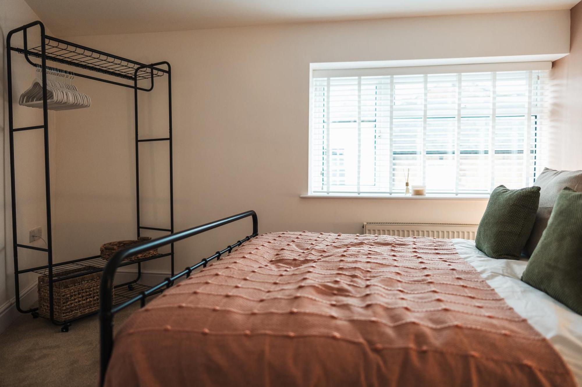 Feature Stone, Stunning Apartment, 2 X King Beds And Single, Sleeps 5 Касл Кэйри Экстерьер фото
