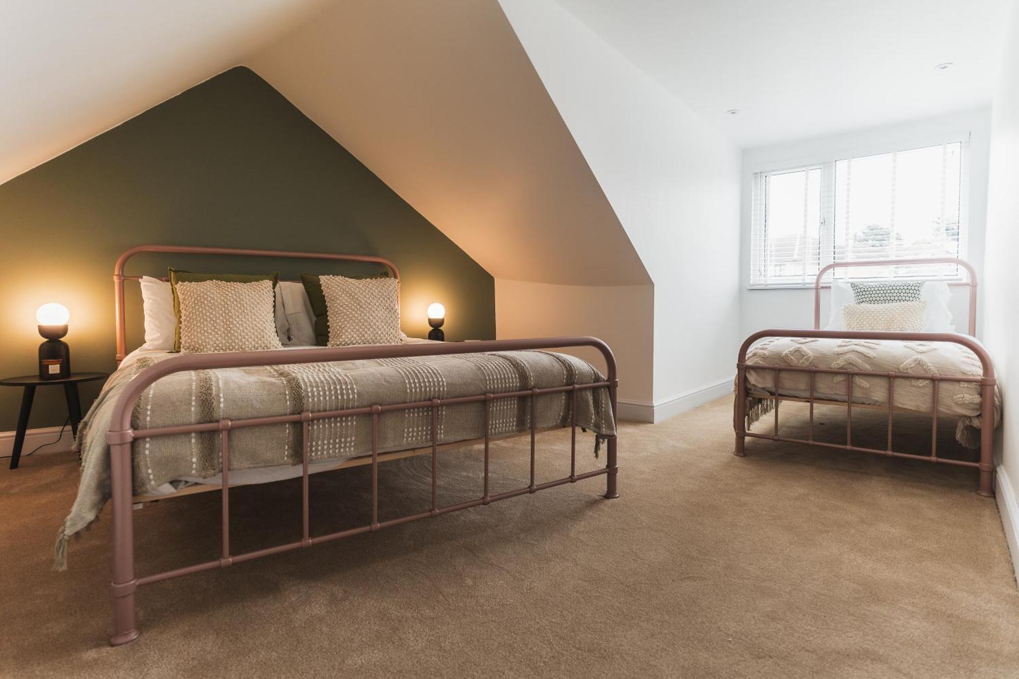 Feature Stone, Stunning Apartment, 2 X King Beds And Single, Sleeps 5 Касл Кэйри Экстерьер фото