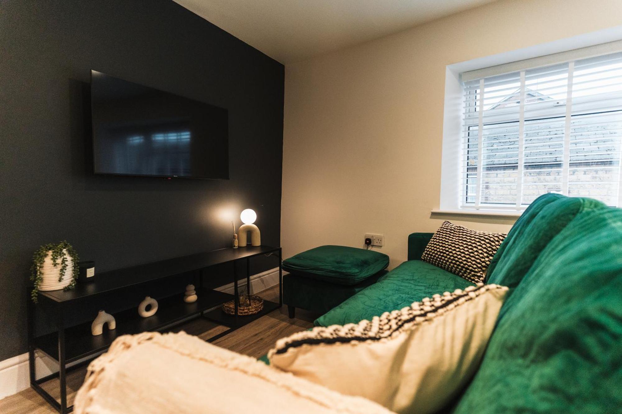 Feature Stone, Stunning Apartment, 2 X King Beds And Single, Sleeps 5 Касл Кэйри Экстерьер фото