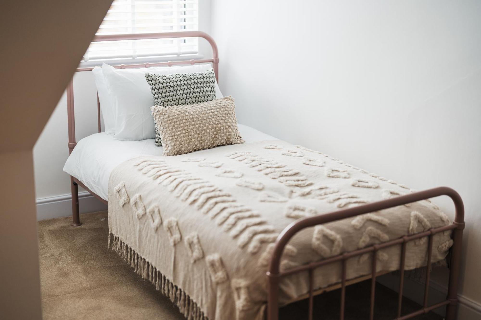 Feature Stone, Stunning Apartment, 2 X King Beds And Single, Sleeps 5 Касл Кэйри Экстерьер фото
