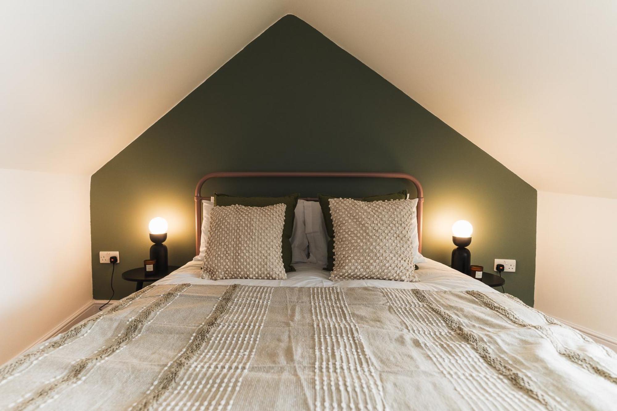 Feature Stone, Stunning Apartment, 2 X King Beds And Single, Sleeps 5 Касл Кэйри Экстерьер фото