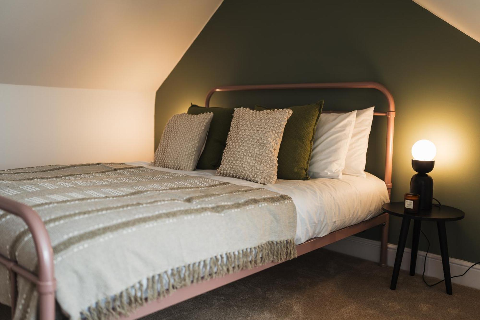 Feature Stone, Stunning Apartment, 2 X King Beds And Single, Sleeps 5 Касл Кэйри Экстерьер фото