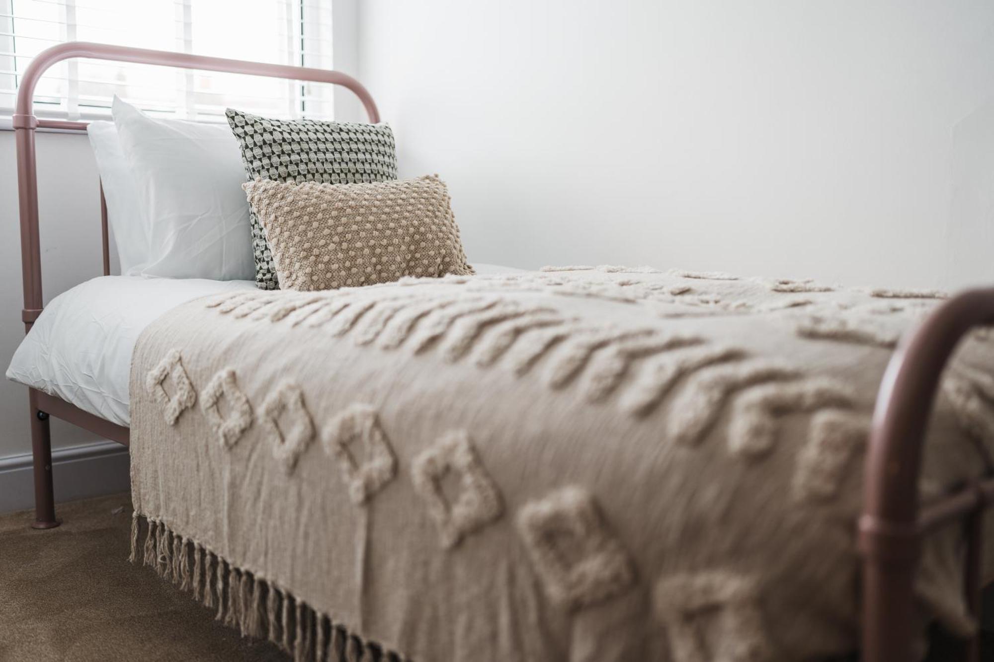 Feature Stone, Stunning Apartment, 2 X King Beds And Single, Sleeps 5 Касл Кэйри Экстерьер фото