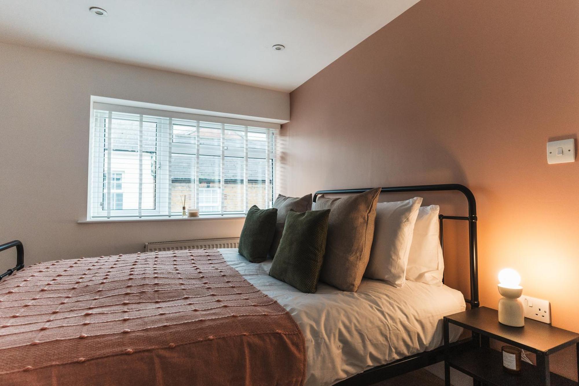 Feature Stone, Stunning Apartment, 2 X King Beds And Single, Sleeps 5 Касл Кэйри Экстерьер фото