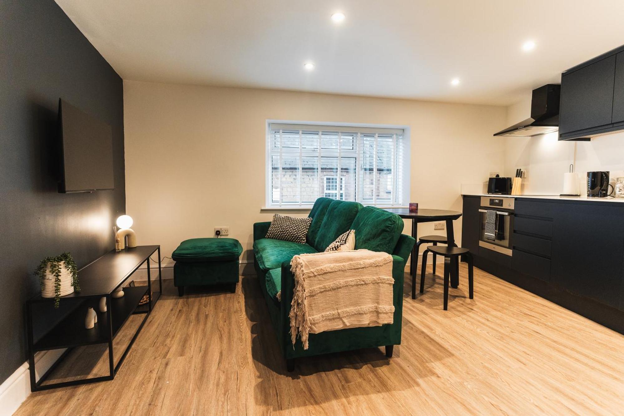 Feature Stone, Stunning Apartment, 2 X King Beds And Single, Sleeps 5 Касл Кэйри Экстерьер фото