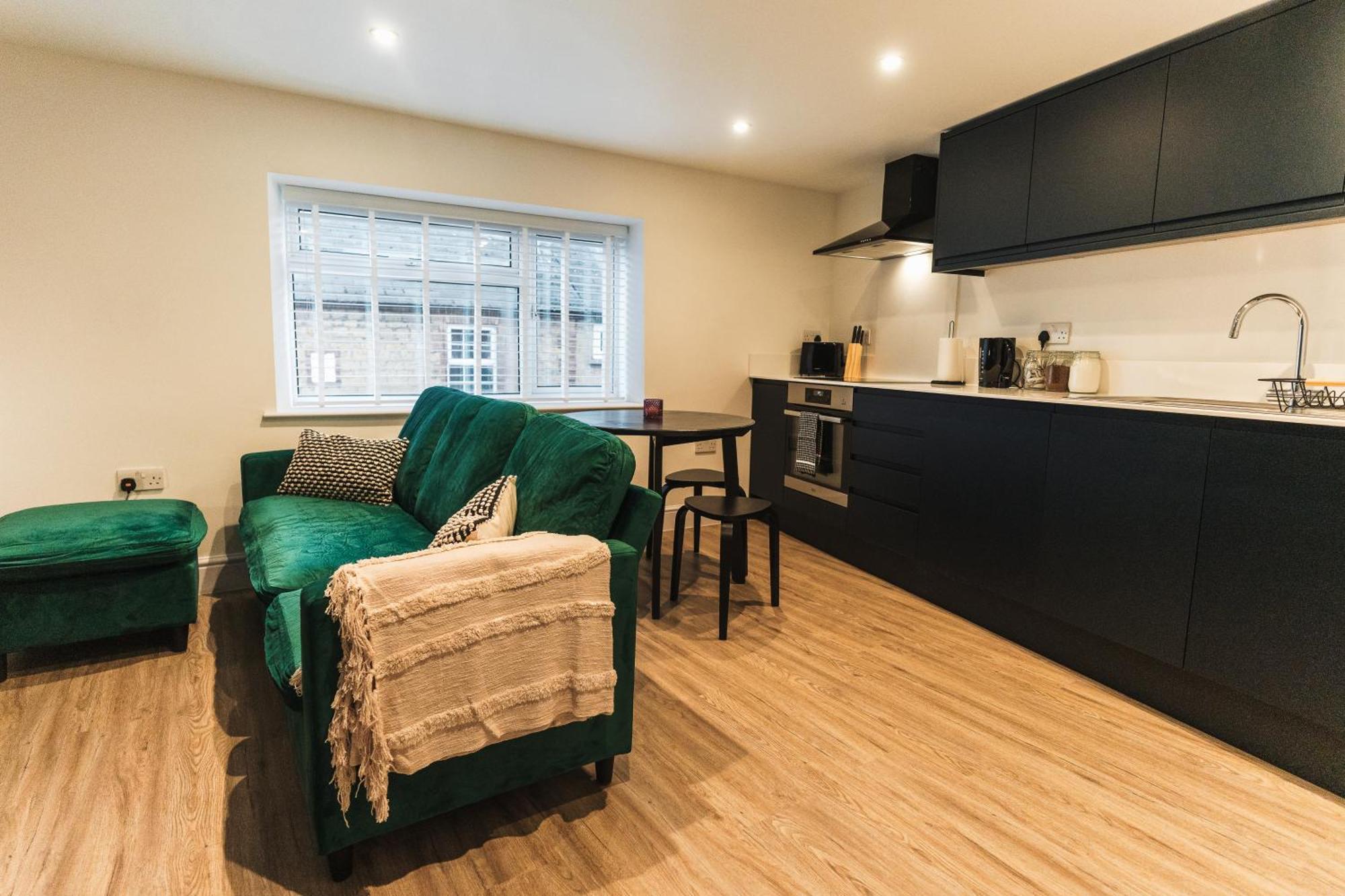 Feature Stone, Stunning Apartment, 2 X King Beds And Single, Sleeps 5 Касл Кэйри Экстерьер фото
