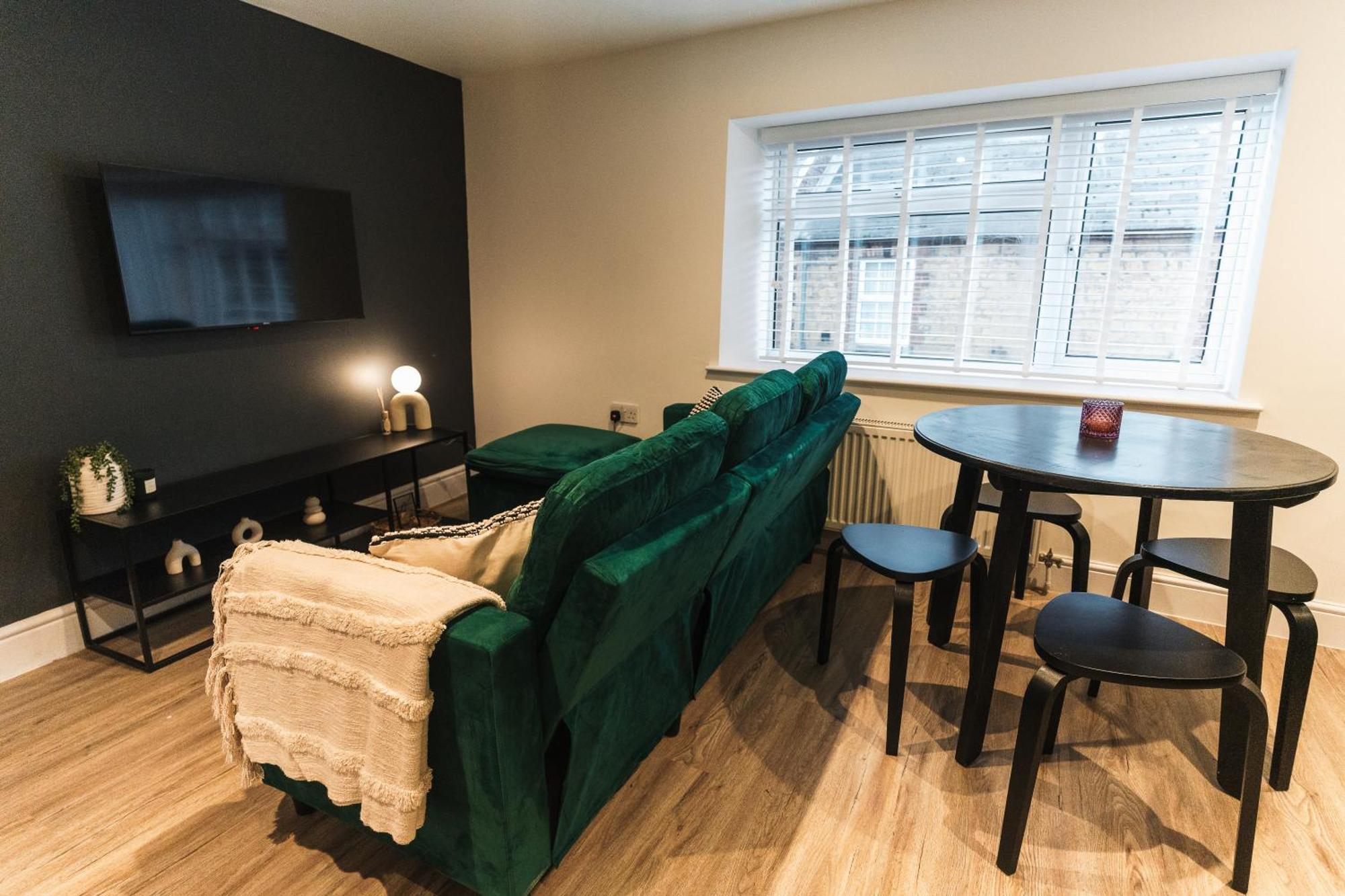 Feature Stone, Stunning Apartment, 2 X King Beds And Single, Sleeps 5 Касл Кэйри Экстерьер фото
